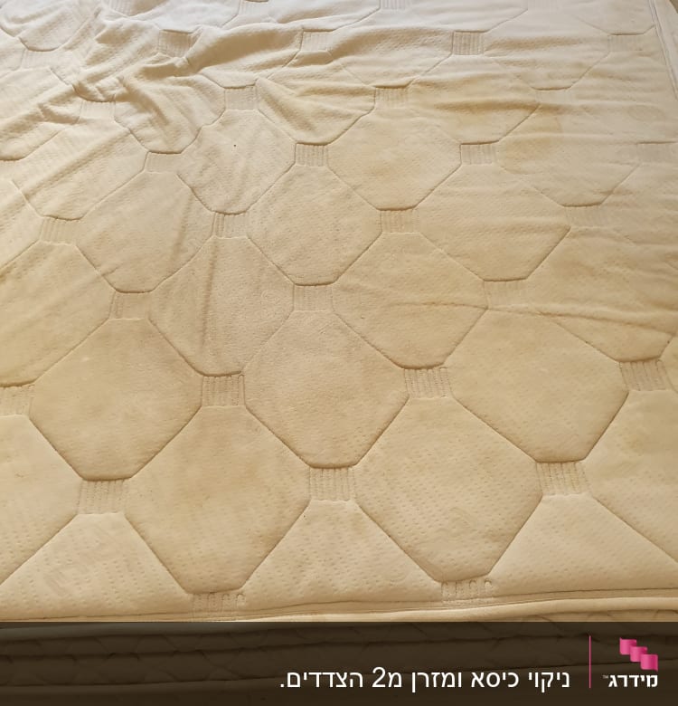 מזרן לבן עם דוגמת יהלומים על מיטה